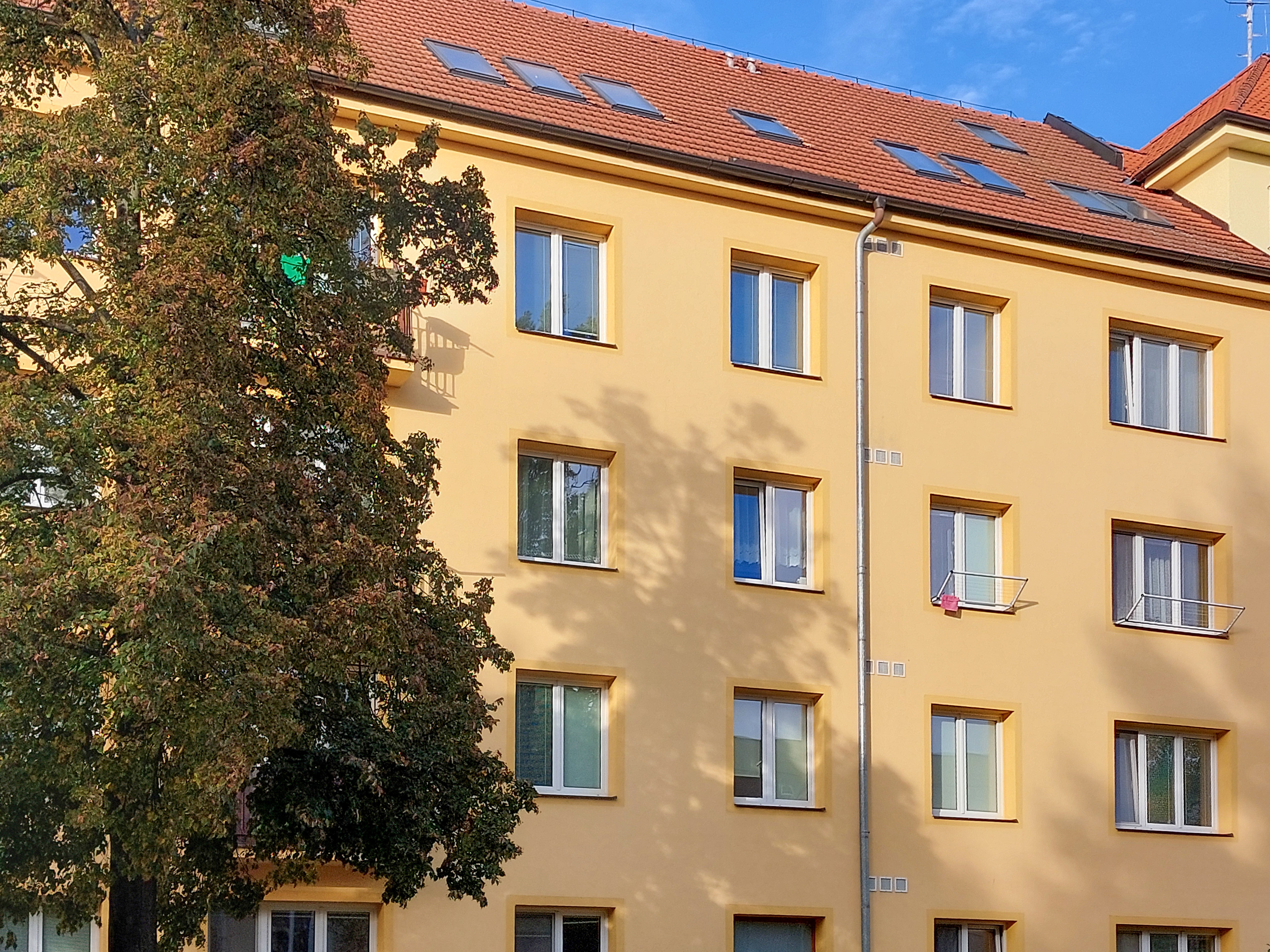 Dům na Benešově náměstí po dokončení podkrovní vestavby